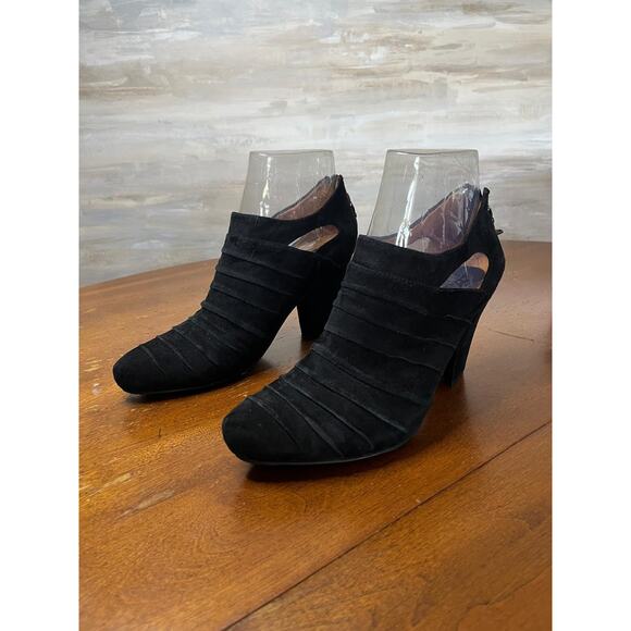 EARTHIES Size 11 BARINA Black Suede Ankle Booties Heels Shoes - Picture 6 of 8